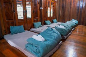 a group of four beds in a room at San's House in Hữu Lũng