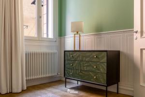 a dresser with a lamp on top of it in a room at MISTRO House by Sleep in MURANO in Murano