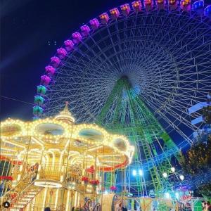 una grande ruota panoramica a un carnevale di notte di Rincon Azul a Arcade