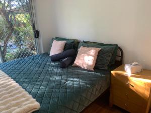 Mount Kuring-GaiAmazing Stunning Garden View King Bedroom with shared bathroom at MC 2079的靠窗的一张带枕头的床