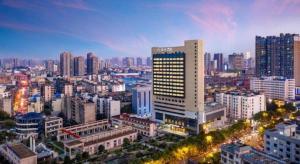 uma vista para uma cidade com muitos edifícios altos em Atour Hotel Changsha Wuyi Square Wanbao Avenue em Changsha