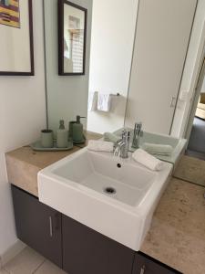 Ένα μπάνιο στο Resort Living with Pool, Golf, Bar and Dining