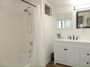 Koupelna v ubytování Maplewood Mid-Term Pet Friendly Home + 22 fotografií