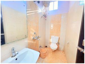 Ένα μπάνιο στο Rooftop Sea View Swarna premium Villa Hotel Near Jagannath Temple - Restaurant - Free Parking-Facilities # Fully Air Conditioning Hotel +5 φωτογραφίες