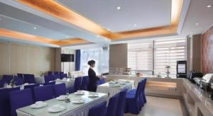 Příslušenství pro přípravu čaje a kávy v ubytování Vienna Hotel Fujian Fuqing Wanda Plaza