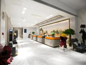 una hall con una reception in un edificio di Vienna Hotel Jinan Beiyuan Street Red Star Macalline a Jinan