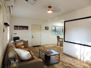 Posezení v ubytování Maplewood Mid-Term Pet Friendly Home