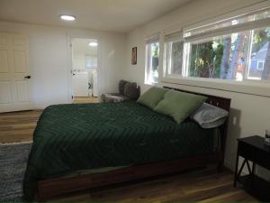 Postel nebo postele na pokoji v ubytování Maplewood Mid-Term Pet Friendly Home