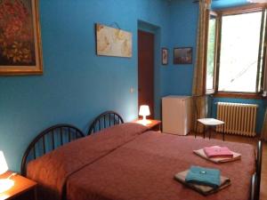 フィレンツェにあるSoggiorno Petrarcaのベッドルーム1室(赤いベッドカバー付)