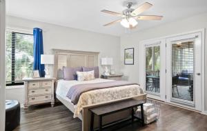 En eller flere senge i et værelse på Boutique Coastal Retreat + 12 billeder