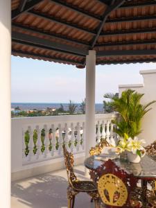 balkon ze stołem i krzesłami oraz widokiem na ocean w obiekcie Song Ngọc Hotel Phan Thiết w mieście Phan Thiet