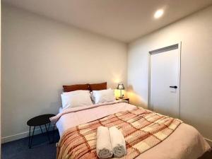 Кровать или кровати в номере M-City Comfort Den near Monash & Hospital