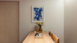 首尔Aank Hotel and Spa Seoul Seongsu Konkuk University的餐桌上放着一瓶鲜花