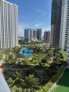 una vista di un resort con palme ed edifici di SB Condo Sihanoukville -700m To U MALL a Sihanoukville