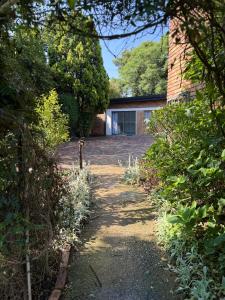 un vialetto che conduce a una casa con garage di Tambo Touchdown Suites a Benoni Altre 6 foto