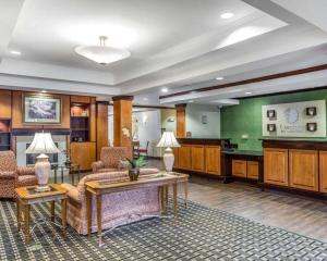 肯顿Comfort Inn & Suites的客厅里有一张沙发和一张桌子。 更多92张照片