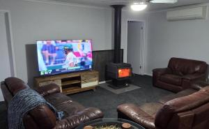 Un televizor și/sau centru de divertisment la Warrumyea Country Stay