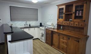 O bucătărie sau chicinetă la Warrumyea Country Stay