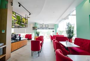 Η κουζίνα ή μικρή κουζίνα στο The Crew Hotel Kualanamu International Airport