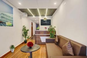 eine Lobby mit einer Couch und einem Tisch in der Unterkunft Super Townhouse RCC PARK VIEW INN in Hyderabad