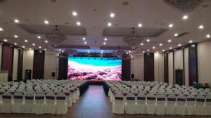 una grande stanza con un palco e file di sedie di Qingdao Blue Horizon Hotel Huangdao a Huangdao