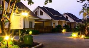 Ban Rong ChangThe Great Hotel & Resort的车道前灯的房子