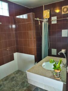 een badkamer met een wastafel en een douche bij Kata Lina rooftop in Kata Beach +19 foto's