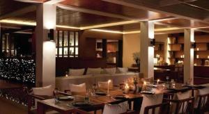 Num SauHansar Pranburi的带桌子和沙发的餐厅