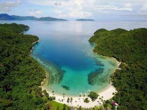 Secret Paradise Resort & Turtle Sanctuary في سان فيسنتي: اطلالة جوية على جزيرتين بجسم ماء +22 صورة