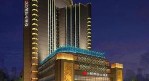 ein großes Gebäude mit vielen Fenstern in der Unterkunft Shantou International Hotel in Changxiacun