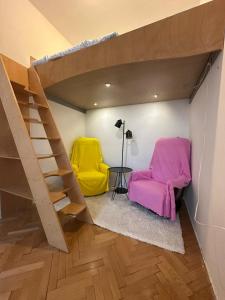 布尔诺Lounge Piano Apartment的带沙发、椅子和楼梯的客房