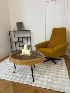 布尔诺Lounge Piano Apartment的带椅子和咖啡桌的客厅