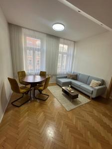 布尔诺Lounge Piano Apartment的客厅里有一张沙发和一张桌子。