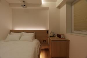 a bedroom with a white bed and a window at 이루다스테이 호텔 고척돔점 in Seoul