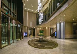 una hall con fontana al centro di un edificio di New World Guiyang Hotel a Guiyang Altre 279 foto