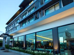 un edificio adibito a uffici con ampie finestre di UDTel Boutique Hotel Udonthani a Ban Dong Kheng