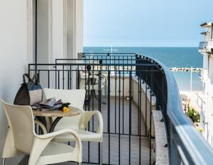Un balcon sau o terasă la Hotel Cannes