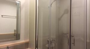 um chuveiro com porta de vidro em um banheiro em Greenseaview Resort em Chongchang