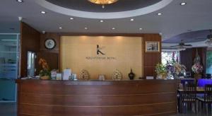 Ο χώρος του λόμπι ή της ρεσεψιόν στο Sirimathani Hotel