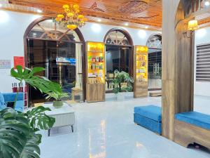 un negozio con due divani blu in un edificio di ORCHID Hotel a Da Lat