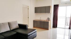 un soggiorno con un divano nero e una cucina di B2 Korat Boutique and Budget Hotel a Ban Pra Dok