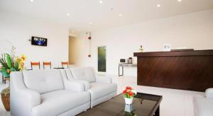 un soggiorno con un divano bianco e un tavolo di B2 Korat Boutique and Budget Hotel a Ban Pra Dok