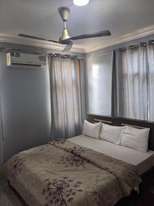 Ένα ή περισσότερα κρεβάτια σε δωμάτιο στο Dinah Comfystyle