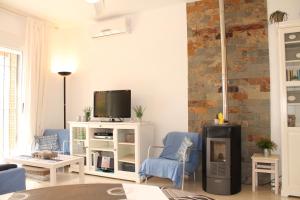 sala de estar con TV y chimenea en Casa Alegria Mazarron, en Mazarrón