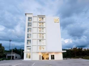 um edifício branco com a letra b sobre ele em B2 Phrae Boutique and Budget Hotel em Ban Nam Khong
