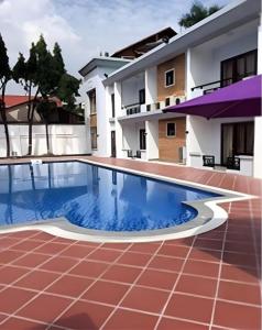ein Swimmingpool vor einem Haus in der Unterkunft HOTEL STAR 39 in Ho-Chi-Minh-Stadt