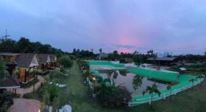 Ban Tha Nat (4)Chang Puak Resort Damnoen Saduak的带游泳池的度假村的鸟瞰图