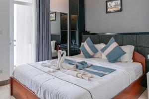 Un dormitorio con una cama con dos cisnes encima. en SETRA Hotel, en Banlung