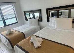 Giường trong phòng chung tại Casablanca Beachfront with full kitchen