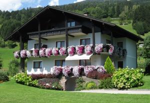 a house with flowers on the side of it at Ferienwohnungen Gudrun Bernhard in Berg im Drautal
